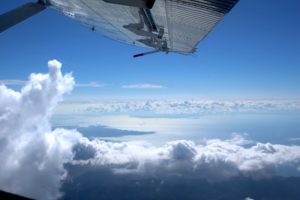 vue d'avion de saut en parachute à cannes