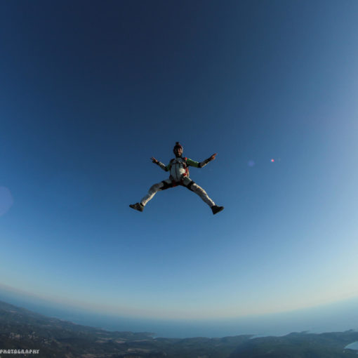 Contact chute libre Newton Tristan en contact avec la chute libre dans le ciel en tête en haut