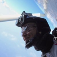 caro-ecole de parachutisme caro vidéoman de l'école de parachutisme Newton Experience à la porte de l'avion
